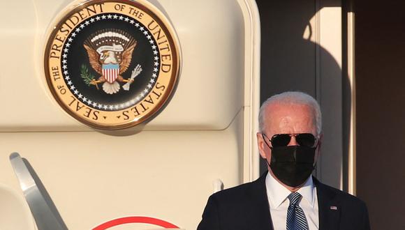 El presidente de Estados Unidos, Joe Biden, se baja del Air Force One después de llegar al aeropuerto militar de Melsbroek en Bruselas, el 13 de junio de 2021. (Foto de YVES HERMAN / POOL / AFP).