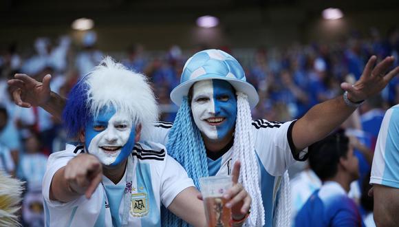 La selección argentina se medirá ante su similar de Nigeria este martes por el pase a octavos de final del Mundial Rusia 2018. Su hinchada les brindó un emotivo momento a los jugadores en la puerta del hotel (Foto: Reuters)