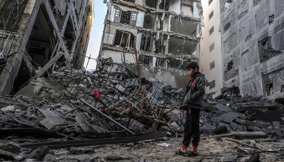 Un niño palestino observa las ruinas de un edificio residencial tras un ataque aéreo israelí en la ciudad de Gaza. (Foto: EFE)