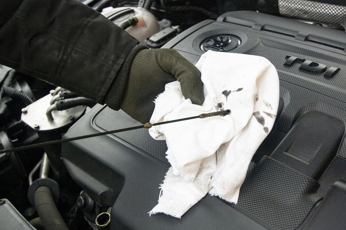 Cómo limpiar el compartimento del motor de tu automóvil