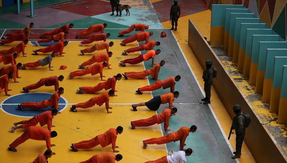 Reclusos realizan ejercicios durante un recorrido de la prensa a la cárcel de Cotopaxi, en Latacunga, Ecuador, el 22 de febrero de 2024. (Foto de José Jácome / EFE)