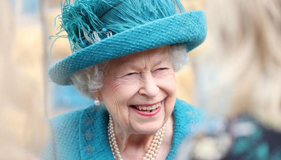 La reina Isabel II de Gran Bretaña visita sitio de grabación de la larga serie de televisión Coronation Street en Manchester, noroeste de Inglaterra, el 8 de julio de 2021. (Foto de Scott Heppell / POOL / AFP).