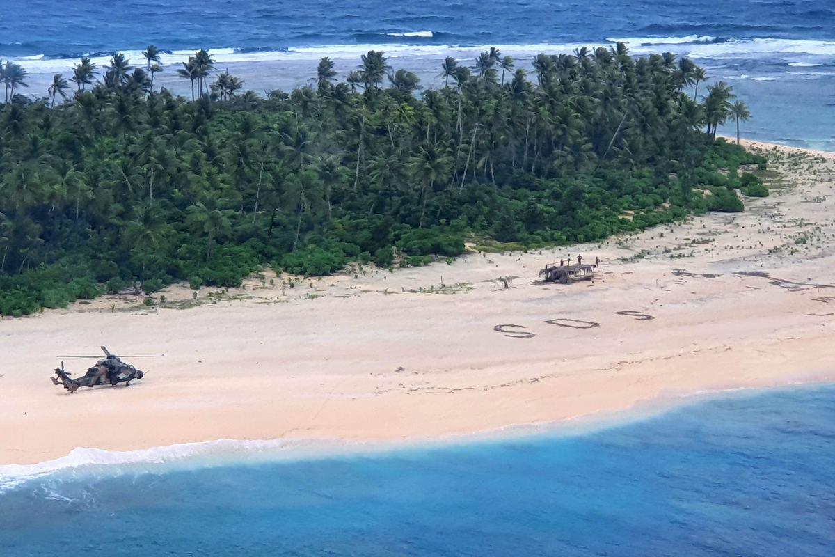 Tres hombres que se quedaron varados en Pikelot, una remota isla del Pacífico, fueron auxiliados por las autoridades australianas y estadounidenses después de que se detectara una enorme señal de auxilio escrito en la arena. (AFP / Australian Defence Force).