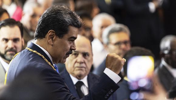 El presidente de Venezuela, Nicolás Maduro, gesticula durante su llegada al edificio de la Corte Suprema de Justicia para la ceremonia de inauguración del año judicial en Caracas el 31 de enero de 2023. (Foto de Yuri CORTEZ / AFP)