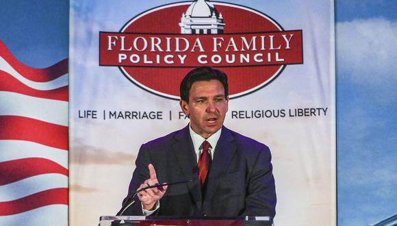 El gobernador de Florida, el republicano Ron DeSantis, habla durante una gala celebrada la noche del 21 de mayo de 2023, en Orlando, Florida, Estados Unidos. (Foto de Giorgio Viera / EFE)