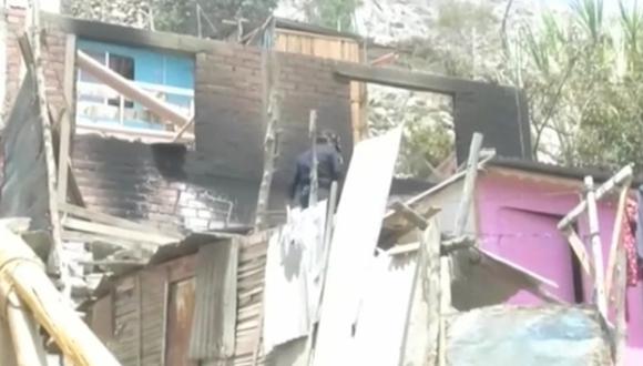 La vivienda ubicada en Chosica quedó destrozada a causa del incendio provocado. (Foto: Captura)