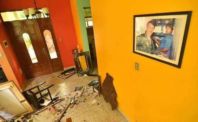 Fotografía que muestra los destrozos en la casa de Evo Morales en la ciudad de Cochabamba, que fue saqueada por manifestantes poco después de la renuncia del presidente. (EFE/Jorge Abrego).