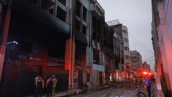 Un incendio se registró durante la madrugada en la cuadra 8 del jirón Cailloma, Cercado de Lima. (Foto: Joel Alonzo / @photo.gec)