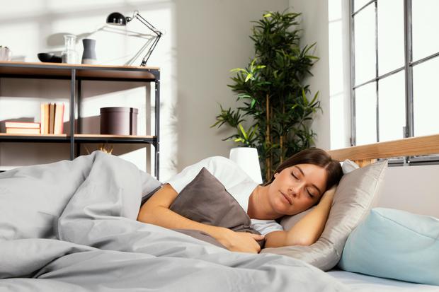 Intentar dormir de lado y utilizar una almohada que permita mantener la cabeza y el cuello en una posición neutral y cómoda, puede ayudar a prevenir que la mandíbula se caiga y la boca se abra mientras uno está durmiendo.