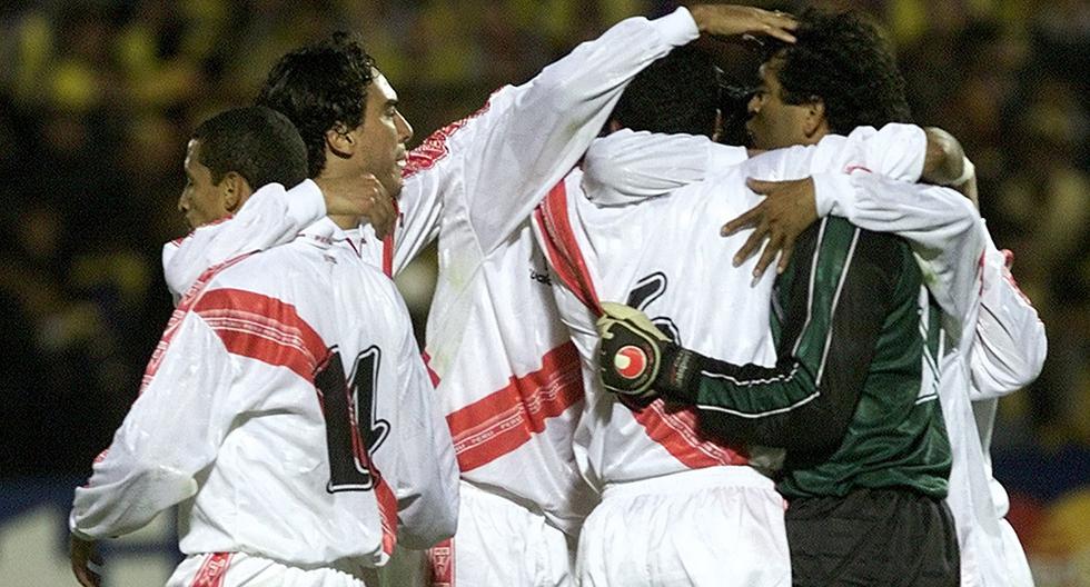 El 16 de agosto del 2001, Perú le ganó por última vez a Colombia como visitante por eliminatorias mundialistas. En esta foto, Jorge Soto, José del Solar, Juan Pajuelo, José Soto y Miguel Miranda, celebran el triunfo al final del partido. (Foto: Reuters / Eliana Aponte)