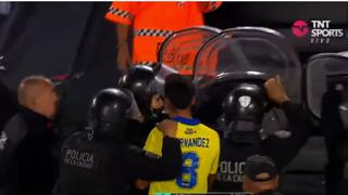 Jugadores de Boca Juniors entraron a camerinos en medio de objetos lanzados desde la tribuna | VIDEO