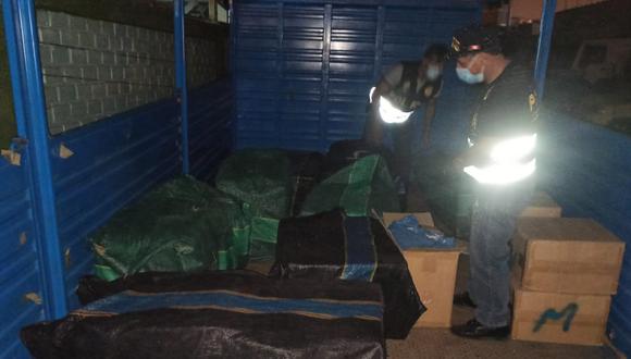 Pucusana: Agentes de la Policía Fiscal y de Aduanas incautaron en un camión de matrícula boliviana más de 300 mil cigarrillos de contrabando. (Foto PNP)