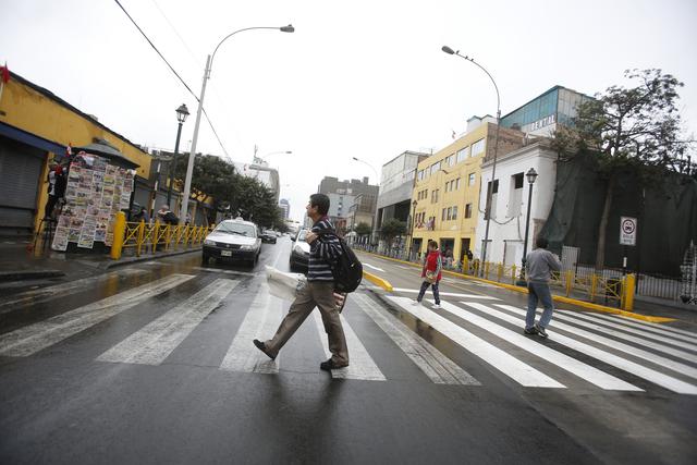 Lluvia que sorprendió a limeños se extendió por toda la capital esta mañana. (Foto: Hugo Pérez / El Comercio)