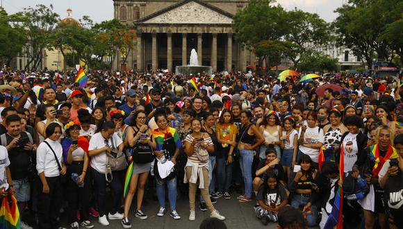 Integrantes y simpatizantes de la comunidad LGBT participan, en una manifestación en la ciudad de Guadalajara, estado de Jalisco (México).