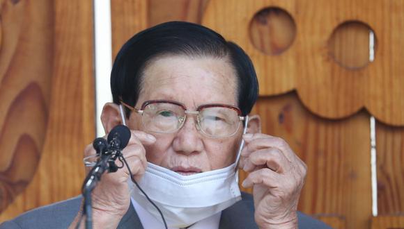 Lee Man-hee, de 88 años, es el líder de la Iglesia Shincheonji de Jesús, considerada una secta. Corea del Sur lo detuvo por sabotear los esfuerzos en la lucha contra el coronavirus. (Foto: AFP).