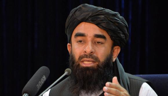 El portavoz de los talibanes, Zabihullah Mujahid, habla durante una conferencia de prensa en Kabul el 24 de agosto de 2021. (Hoshang Hashimi / AFP).