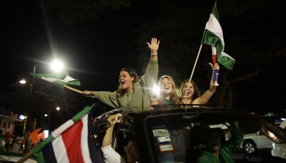 La celebración de los simpatizantes de José María Figueres tras los resultados de las elecciones en Costa Rica. (EFE/ Bienvenido Velasco).