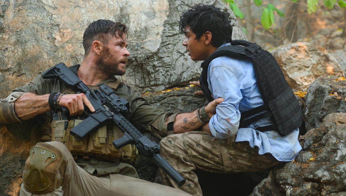 Chris Hemsworth y Rudhraksh Jaiswal en Extraction. (Imagen: Netflix)