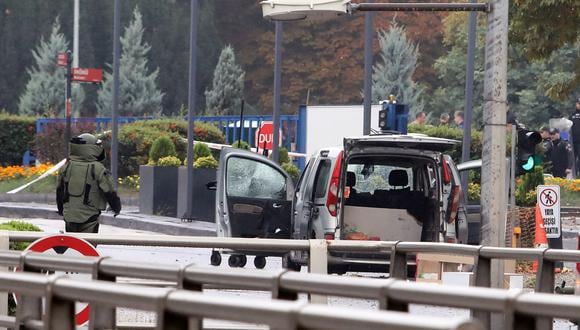Un artificiero turco se acerca al vehículo usado en un atentado con bomba cometido en la entrada del Ministerio del Interior en Ankara, cerca del Parlamento de Turquía, el 1 de octubre de 2023. (Foto de Necati Savas / EFE)