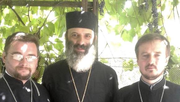 El sacerdote de la aldea Rostyslav Dudarenko (izquierda) con sus compañeros sacerdotes Pavlo Naydenov y Serhii Tsoma (derecha). (SERHII TSOMA)