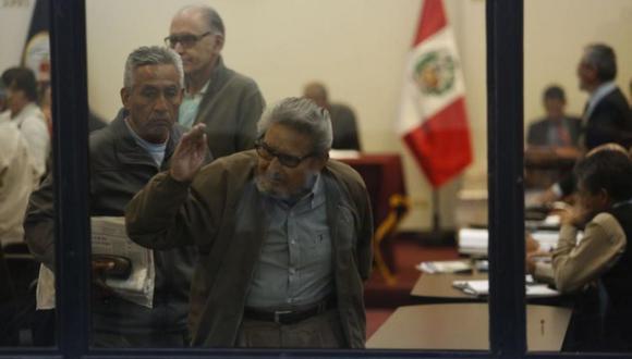 Abimael Guzmán y sus coprocesados se retiran expulsado de la sala de audiencias. (Foto: Hugo Pérez)