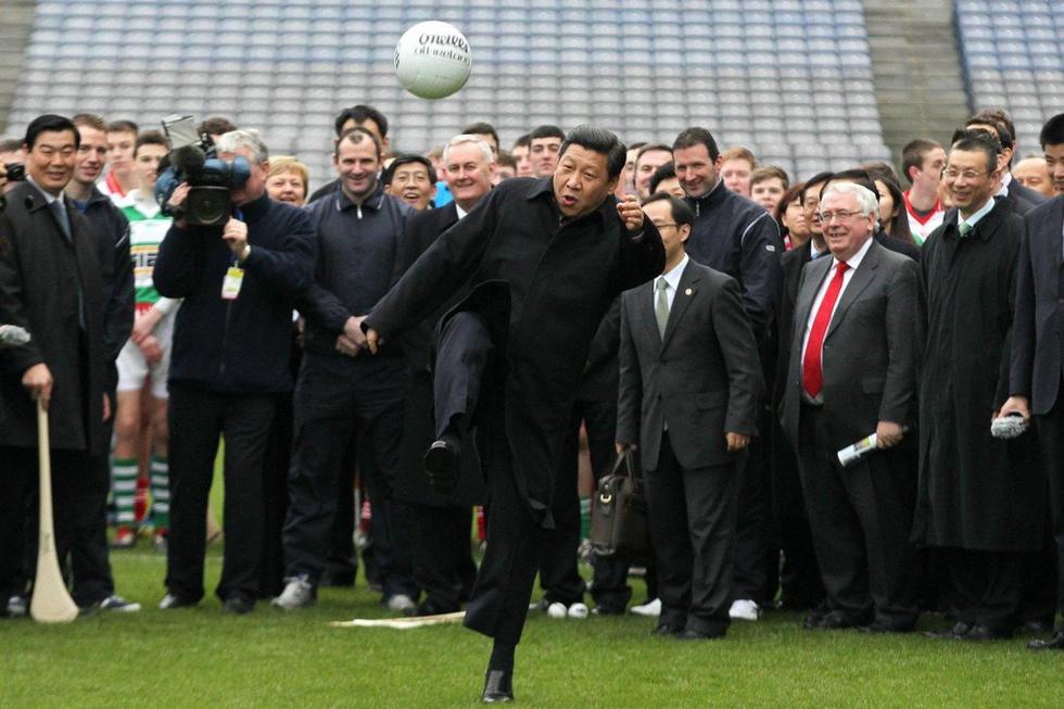 El mandatario chino Xi Jinping en una foto del 2012, cuando apostaba fuerte por el fútbol. (Foto: Reuters)