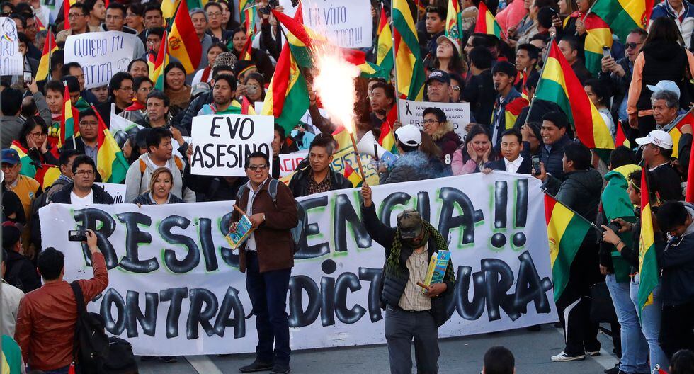 Detractores de Evo Morales protestan en La Paz para exigir su renuncia. (REUTERS/Kai Pfaffenbach).