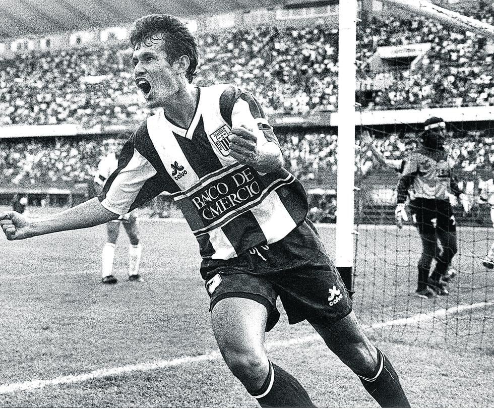 La historia futbolística de Juan Reynoso empezó en el Matute. El 'Cabezón' se formó en las divisiones menores de Alianza Lima e hizo su debut oficial en junio de 1986, formando parte de los recordados 'Potrillos', sin saber que un año después de su estreno se salvaría de la mayor tragedia del fútbol peruano: el accidente aéreo del Fokker. Afortunadamente, Reynoso -que apenas tenía 17 años, pero ya era una importante pieza de recambio en el equipo blanquiazul- no viajó a Pucallpa con el resto del plantel, debido a una lesión en el muslo. Luego de ese lamentable episodio, asumió la responsabilidad de ser líder en la zaga íntima y se convirtió poco a poco en un referente del club, aunque todo cambiaría unos años después. (Foto: GEC)