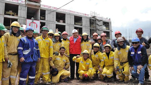 En noviembre del 2013, el entonces gobernador regional de Cusco, Jorge Acurio, supervisó las obras del hospital Lorena. (Foto: Gobierno Regional del Cusco)