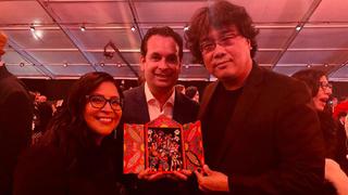 Director de “Parásitos” se luce con retablo ayacuchano en los  Film Independent Spirit Awards