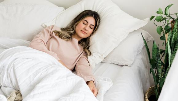 Cultiva el hábito de ir a la cama a una hora constante todos los días y despertar a la misma hora. (Foto: Getty Images)