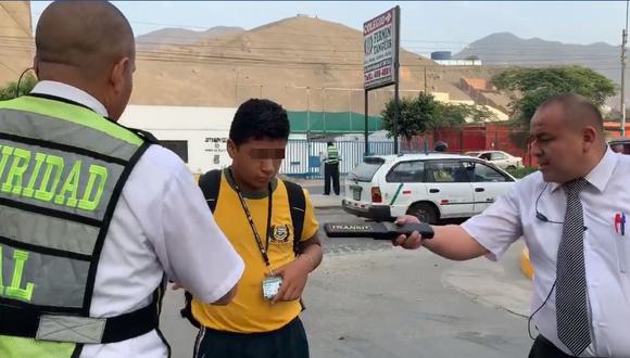 Usando detector de metales revisan las mochilas de alumnos en colegio de San Juan de Lurigancho.&nbsp; (Foto: Captura Facebook)