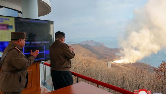 El líder de Corea del Norte, Kim Jong-un, observando una prueba de combustión en tierra, en el sitio de lanzamiento de satélites de Sohae, en la provincia de Phyongan del Norte, el 19 de marzo de 2024. (Foto de KCNA VIA KNS / AFP)