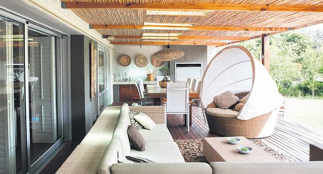 Inspírese en el entorno para elegir los materiales de sus muebles y así conectar la casa con el exterior. (Foto: Getty Images)
