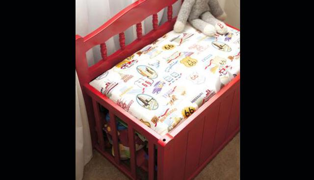 Como baúl de juguetes. Los lados de la cuna pasan a intercambiarse para encajar con los del baúl, que se complementan con dos piezas de madera para hacer la tapa y el fondo. (Foto: Difusión)