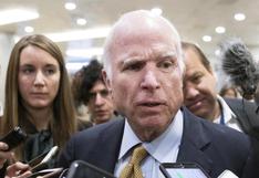 Trump se enfrasca en provocaciones verbales contra John McCain