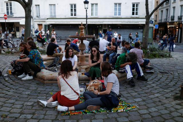 Parques y jardines abrieron este sábado en Francia y los cafés y restaurantes se preparan para recibir a partir del martes a los primeros clientes desde mediados de marzo. (REUTERS/Christian Hartmann).