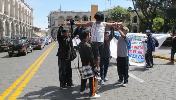 Estudiante se crucificó en Plaza de Armas durante protesta