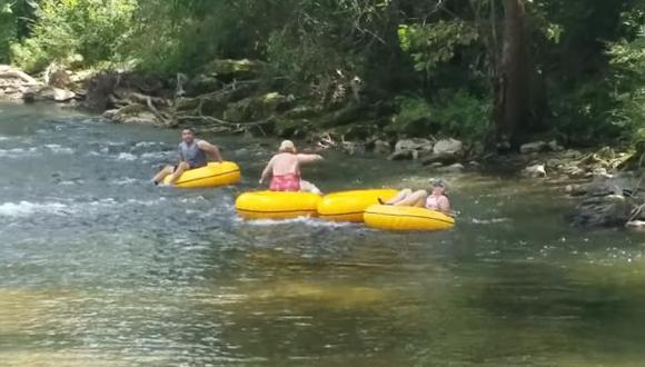 En un río de los Estados Unidos, un grupo de jóvenes decidió practicar una pesada broma a algunos visitantes. El video ya es viral en Facebook. (Foto: captura)