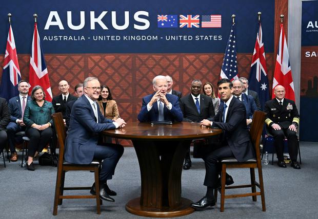 US President Joe Biden (center) participates in a meeting with British Prime Minister Rishi Sunak (right) and Australian Prime Minister Anthony Albanese during the AUKUS summit on March 13, 2023. ( Photo by Jim WATSON / AFP).
