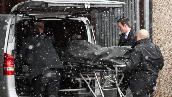 Funerarios cargan un cuerpo en una furgoneta en el lugar de un tiroteo en Hamburgo, Alemania, el 10 de marzo de 2023. Según la policía, al menos ocho personas murieron, incluido el presunto pistolero, y varios otros resultaron heridos en un tiroteo que ocurrió en un salón de reuniones de los Testigos de Jehová en la noche del 09 de marzo. | Foto: EFE/EPA/FILIP SINGER