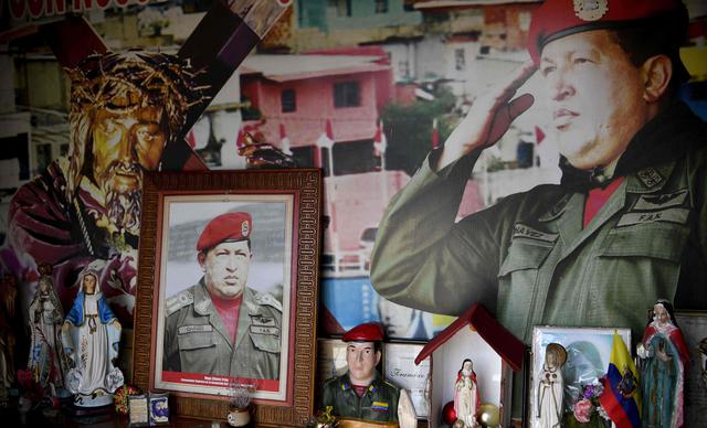 Venezuela: A "San Hugo Chávez" le preguntan por el futuro de Nicolás Maduro y la revolución. (AFP).