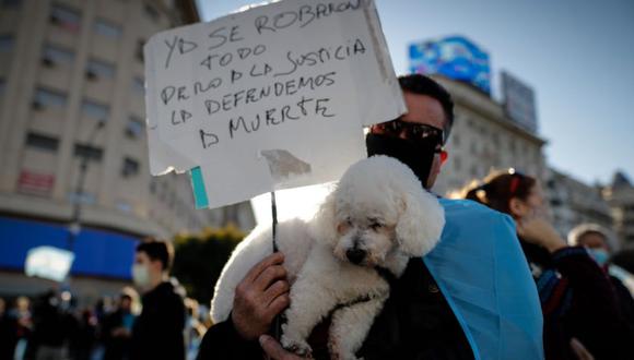 Un hombre sostiene un cartel de protesta durante una manifestación convocada contra el Gobierno del presidente Alberto Fernández, en Buenos Aires. (Foto: EFE/ Juan Ignacio Roncoroni)