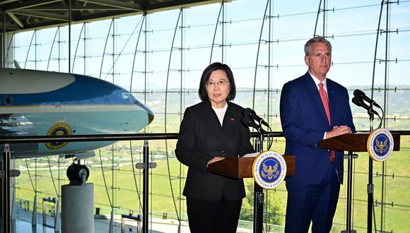 El presidente de la Cámara de Representantes de los Estados Unidos, Kevin McCarthy (D), y la presidenta de Taiwán, Tsai Ing-wen, en Simi Valley, California, el 5 de abril de 2023. (Foto de Frederic J. Brown / AFP)