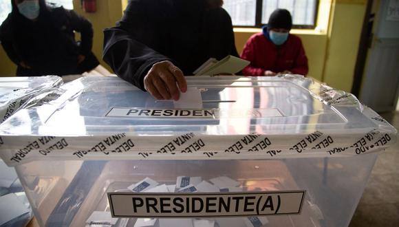 Una persona vota en un colegio en Punta Arenas, sur de Chile, el 21 de noviembre de 2021. (Claudio REYES / AFP).