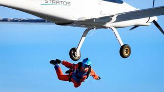 Paracaidista hizo el primer salto mundial desde un avión con energía solar | VIDEO