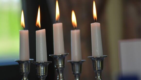 TRUCOS CASEROS | Conoce los mejores tips para quitar la cera de los candelabros. (Foto: Pixabay).