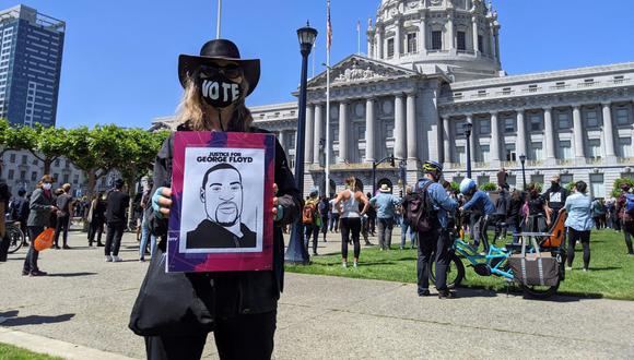 Una mujer con tapabocas muestra un cartel este lunes durante una manifestación para pedir justicia por la muerte del afroamericano George Floyd y el cese de los abusos policiales contra las minorías raciales, en San Francisco (EE.UU). (Foto: EFE)