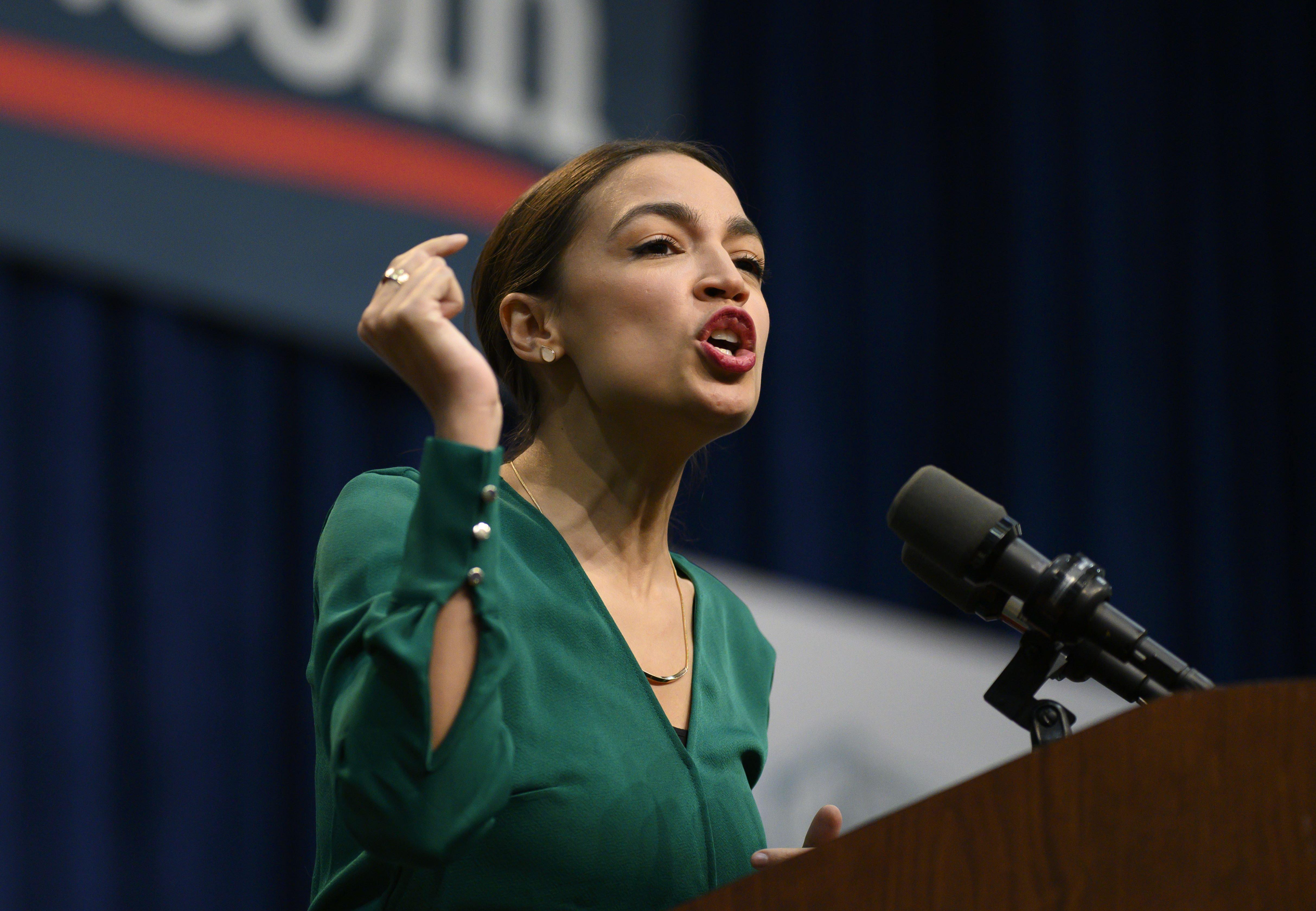 Alexandria Ocasio-Cortez, una de las principales representantes del ala más a la izquierda del partido Demócrata, exigió que se celebren “elecciones libres, justas y pacíficas” en el país altiplánico. (AFP)