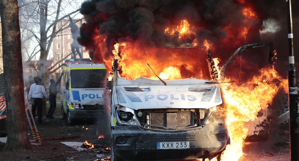 En Örebro, Suecia, un vehículo de la policía arde en llamas. Foto del 15 de abril del 2022. EFE